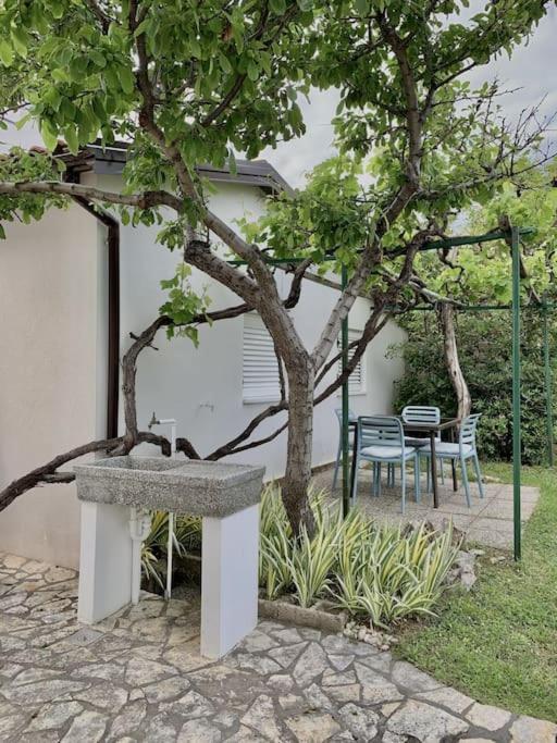 Sunny Grandma'S Garden Apartment Baska  Ngoại thất bức ảnh